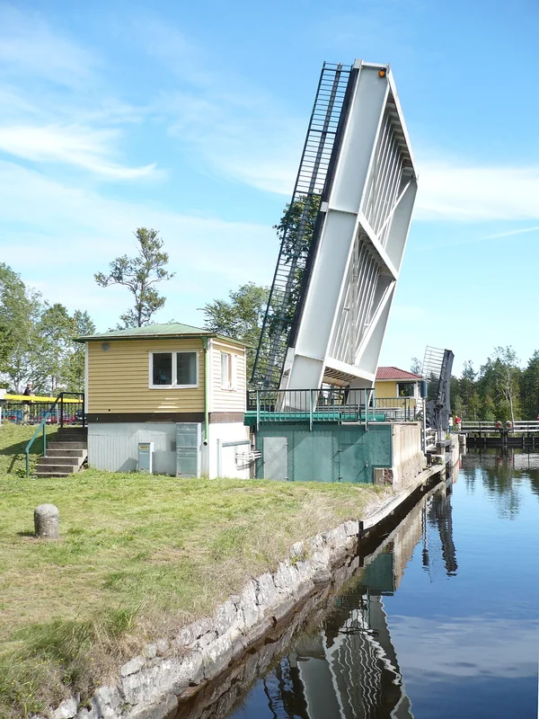 Панорамный вид с утёса Хэклан на каньон и водопад Тролльхеттан