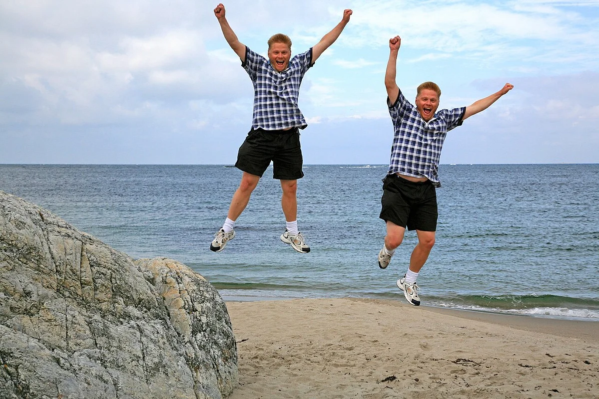 1848 में बना उतान लाइटहाउस, सूर्यास्त के आकाश की पृष्ठभूमि में