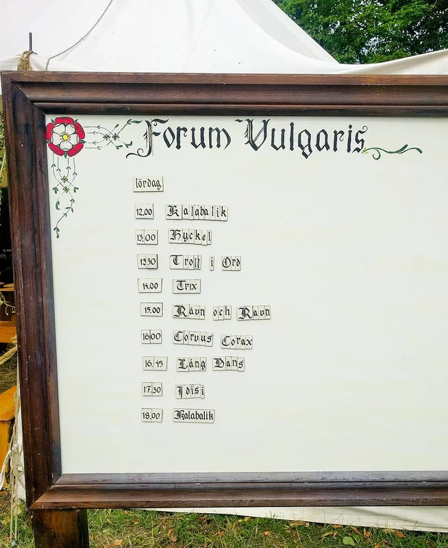 Учасники фестивалю Medieval Week в полном середньовічному облаченні прогулюються по вулицях Вадстени, створюючи атмосферу XVI століття