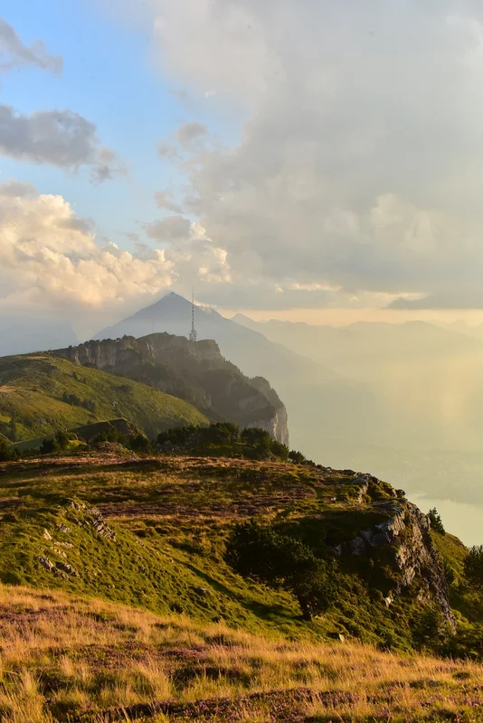 The Niederhorn cable car in Beatenberg: a panoramic view of Lake Thun from a height of 1963 meters.