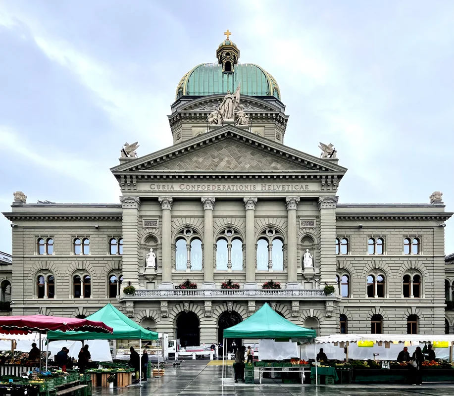 Рождественский рынок в Берне на площади Waisenhausplatz с гирляндами