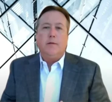 Озеро Давос летом с пешеходной тропой вдоль берега