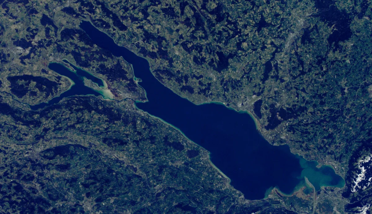 Der Sandstrand Amriswiler Strand am Bodensee mit Blick auf die deutschen Alpen