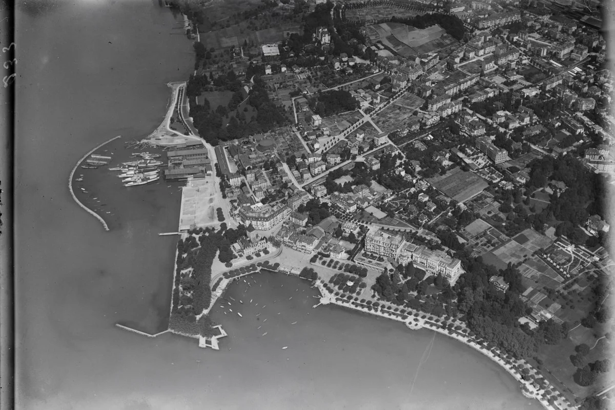 Набережная Уши в Лозанне ночью с видом на Женевское озеро