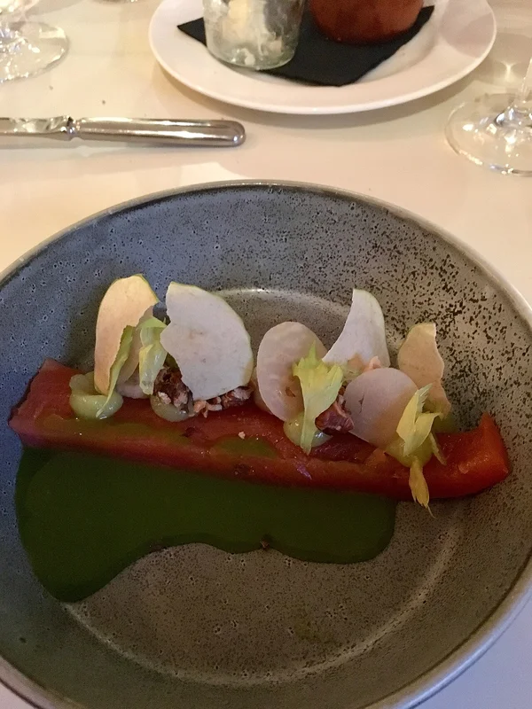 Samoloty zawieszone pod sufitem sali lotniczej Muzeum Transportu