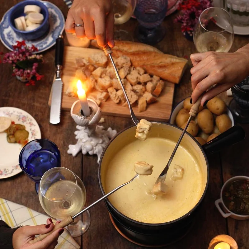 Fondue – topiony ser w ceramicznym naczynie
