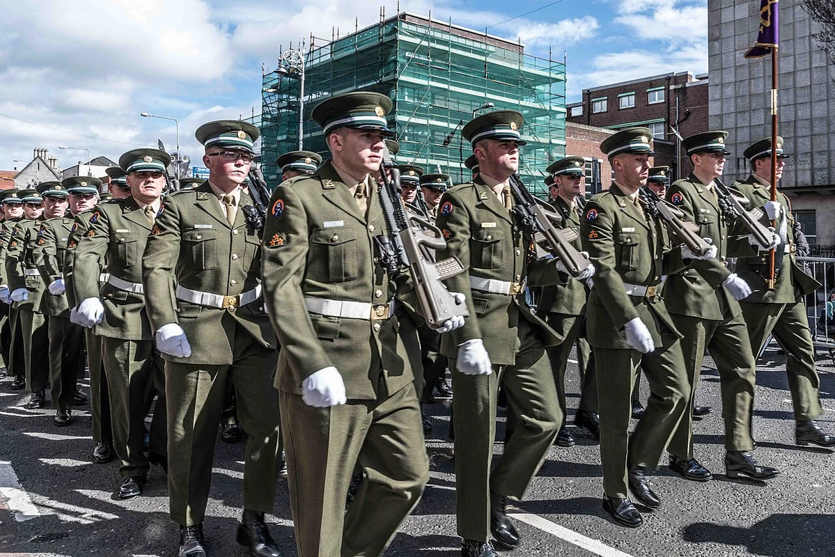 DJ на сцене во время электронного фестиваля с микрофоном и пультом управления