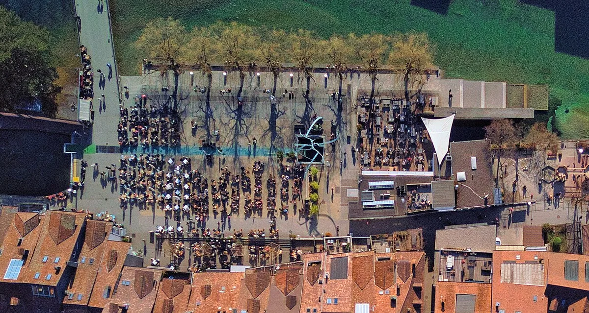 Подземный водопад и сталактиты в пещерах Сент-Беатус у озера Тун