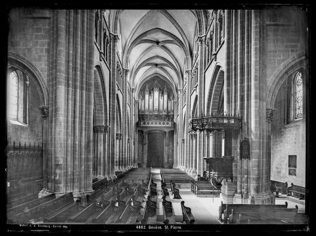 Аскетичный готический интерьер собора Сен-Пьер в Женеве
