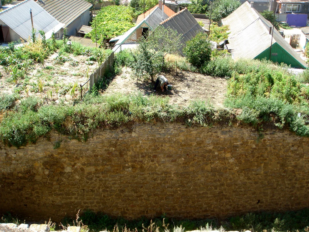 Внутрішній двір фортеці з залишками турецький артилерійських казарм