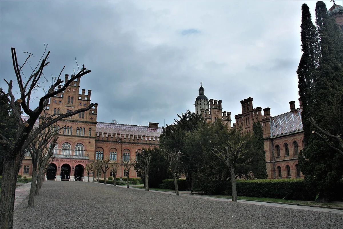 Купол семинарской церкви Черновицкого университета с полихромной черепицей