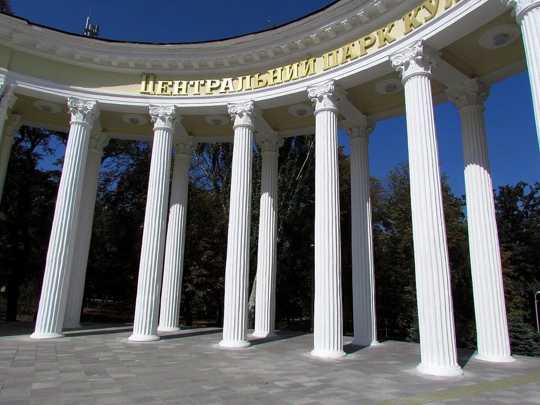 Колоннада в парке Шевченко — один из символов города Днепр