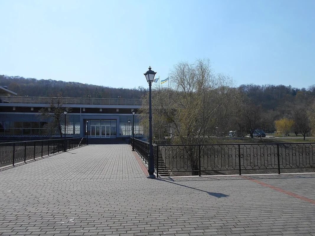 Бронзовий пам’ятник Шевченку, створений скульптором Манізером, на вершині Тарасової гори