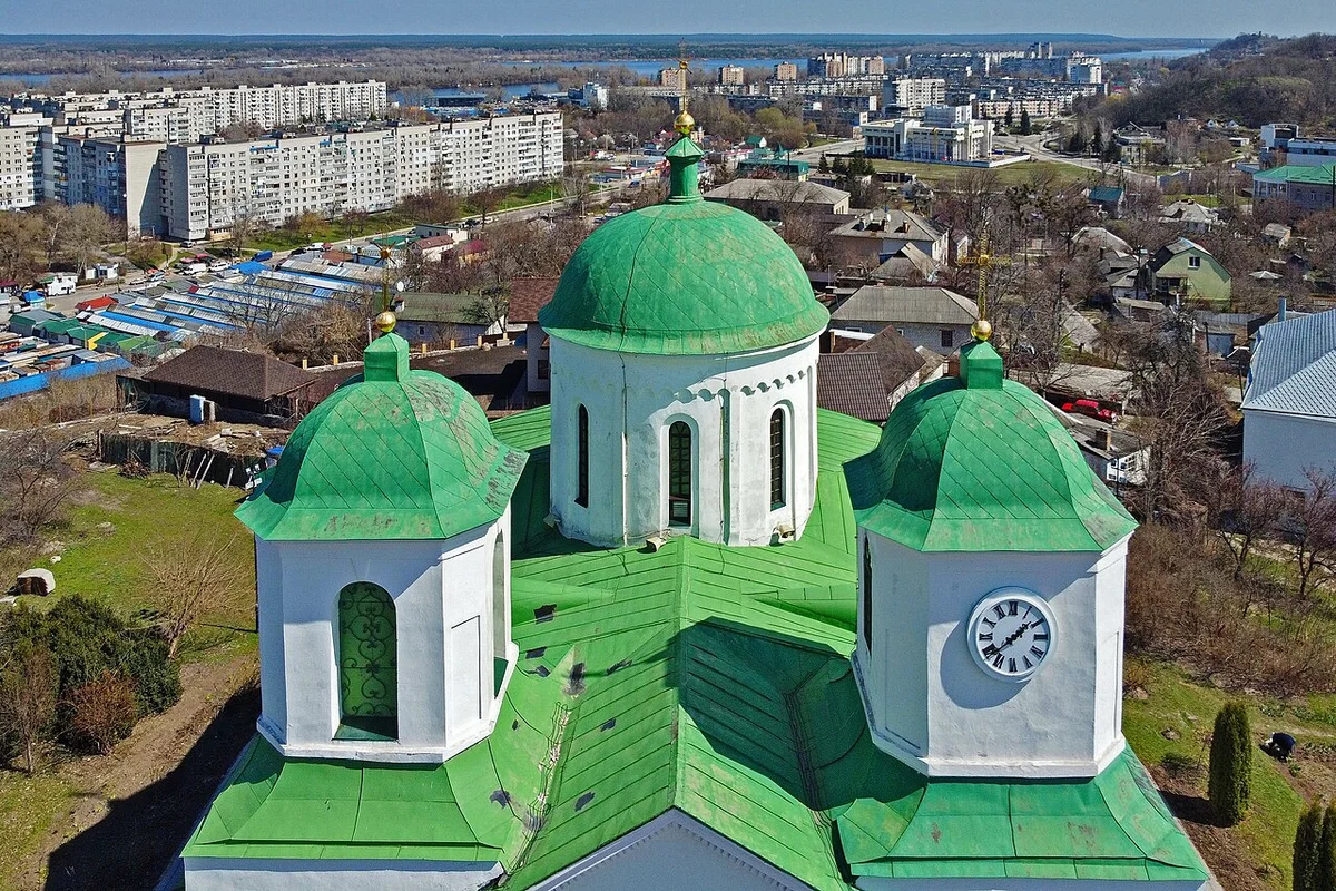 Могила Тараса Шевченко з квітами на вершині гори в Каневі