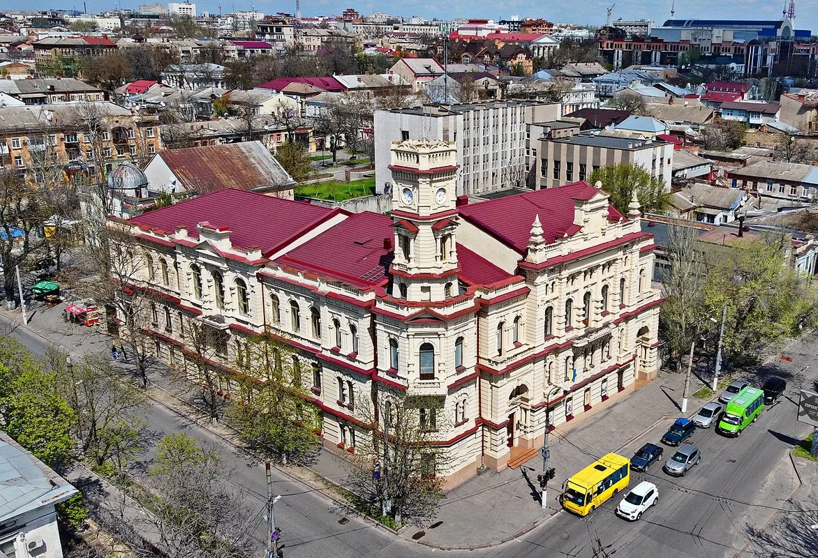 Набережная Херсона на Днепре с видом на мост и исторические здания