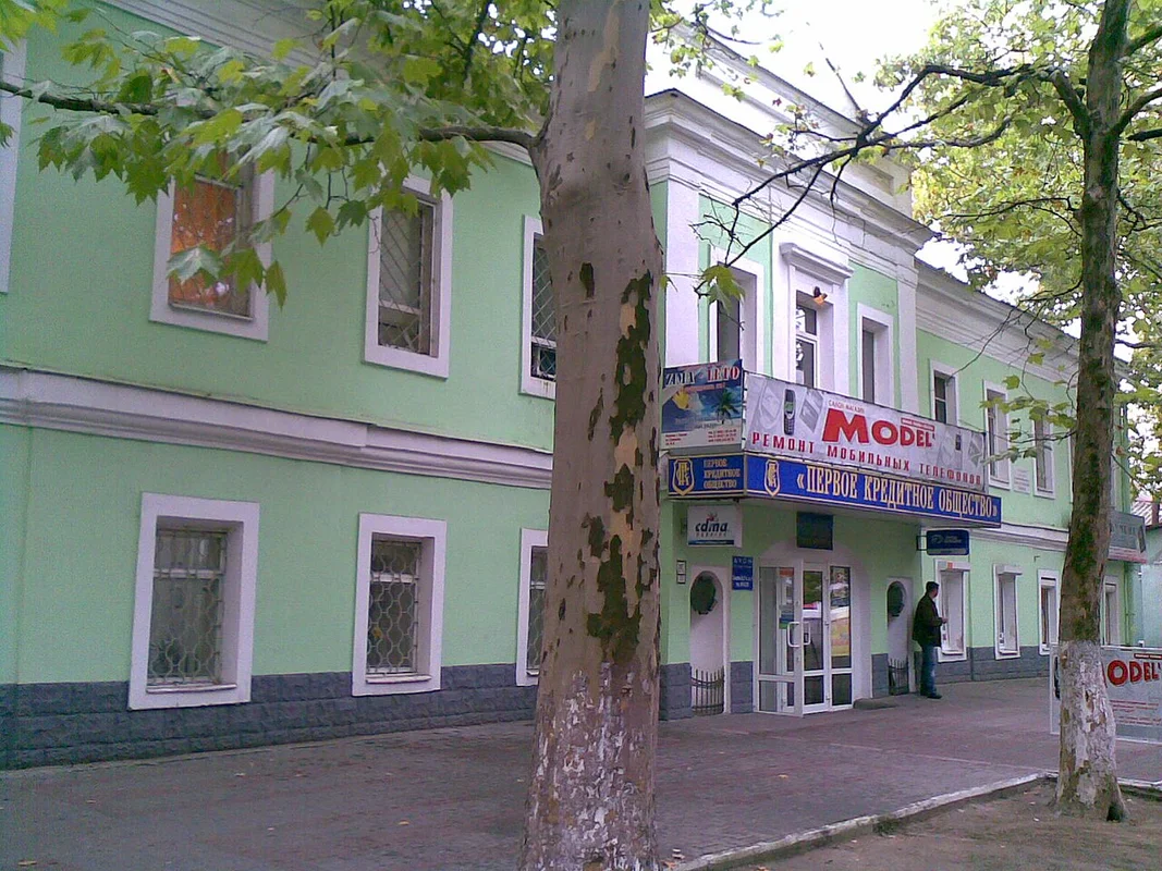 Рыбацкие лодки в посёлке Олешки, готовые к туристическим экскурсиям