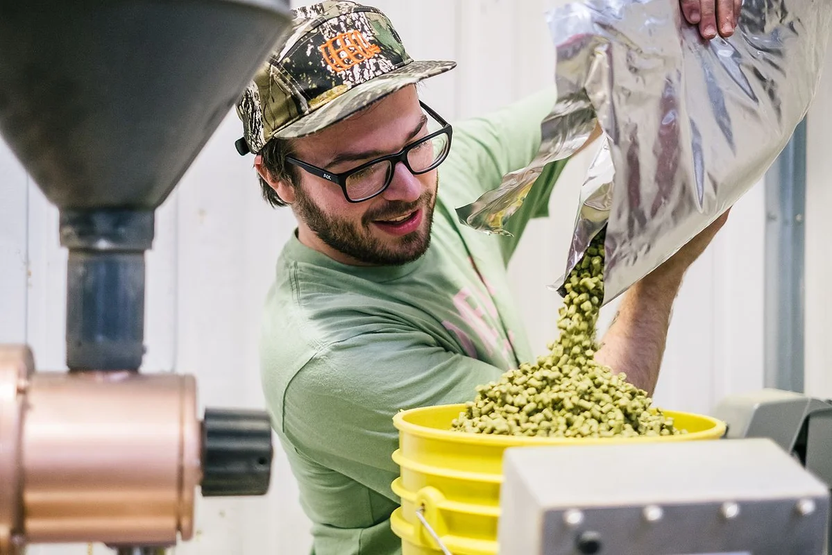 Handgemachtes Bier aus der Brauerei Varvarskaya, serviert in Flaschen