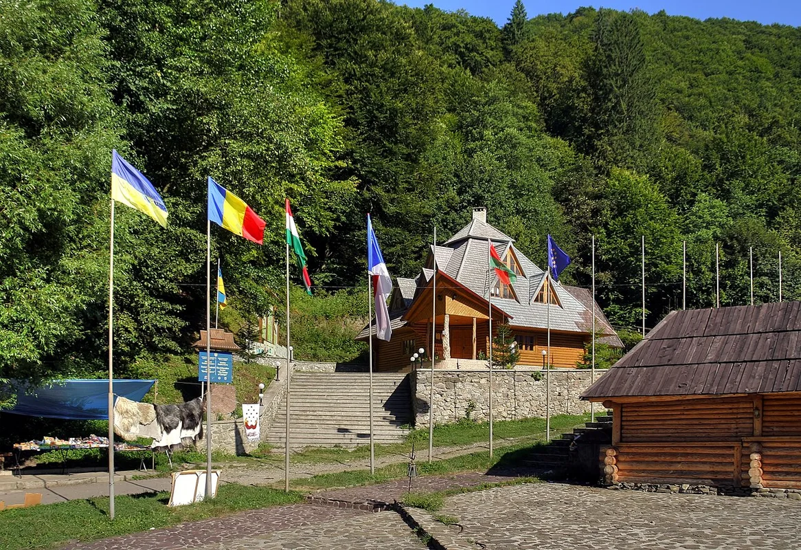 Historische Straßen des Podols in Kiew mit Restaurants