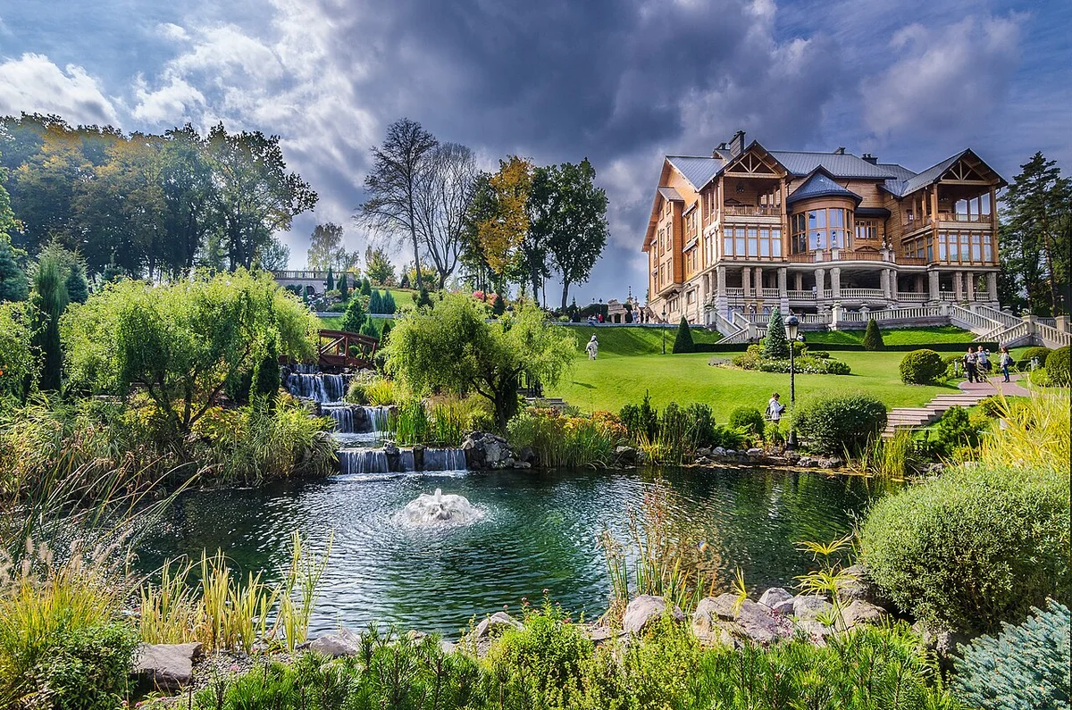 Die „Honka“ – das Hauptgebäude aus finnischem Fichtenholz im Residenzkomplex Mezhihorye