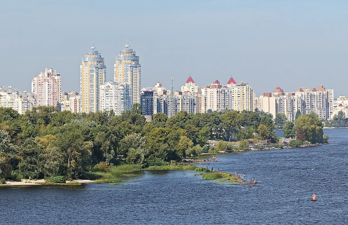 Vollständige Nachbildung eines Galeons am Anleger in Mezhihoryje