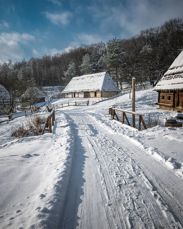 Ukraińska wiatrakowa młynica z czerwonymi skrzydłami w muzeum Pirogovo