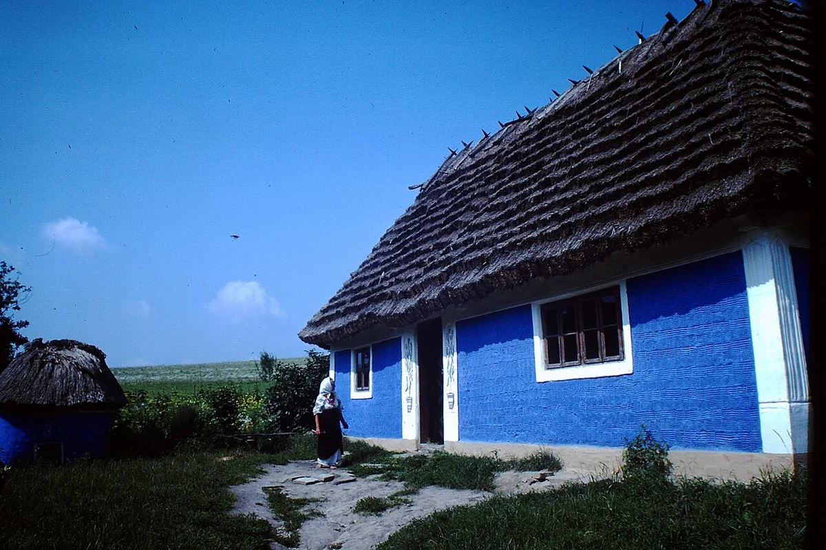 Wnętrze poltańskiej chaty z XIX wieku, z czarną kuchnią i piecem