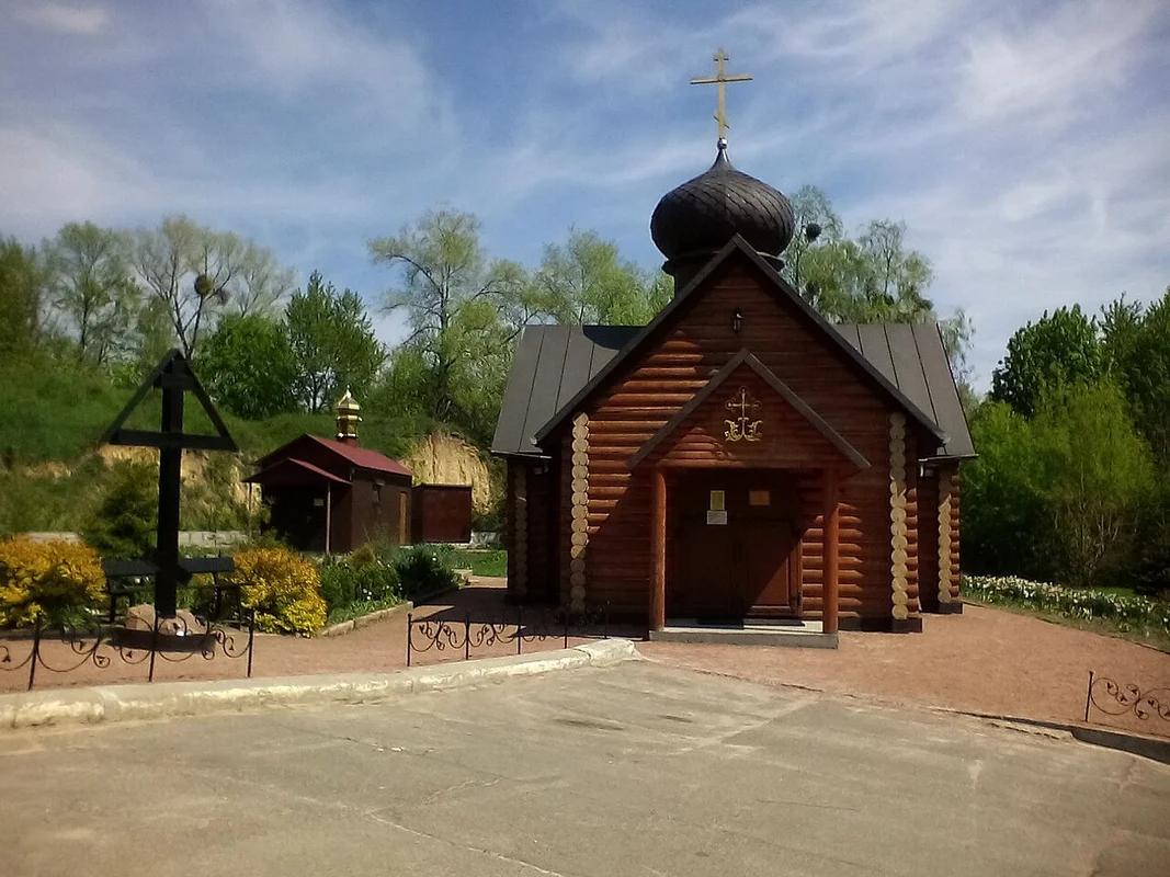 Rzeźbiarz pracujący w ceramicznej pracowni muzeum w Pirogowie