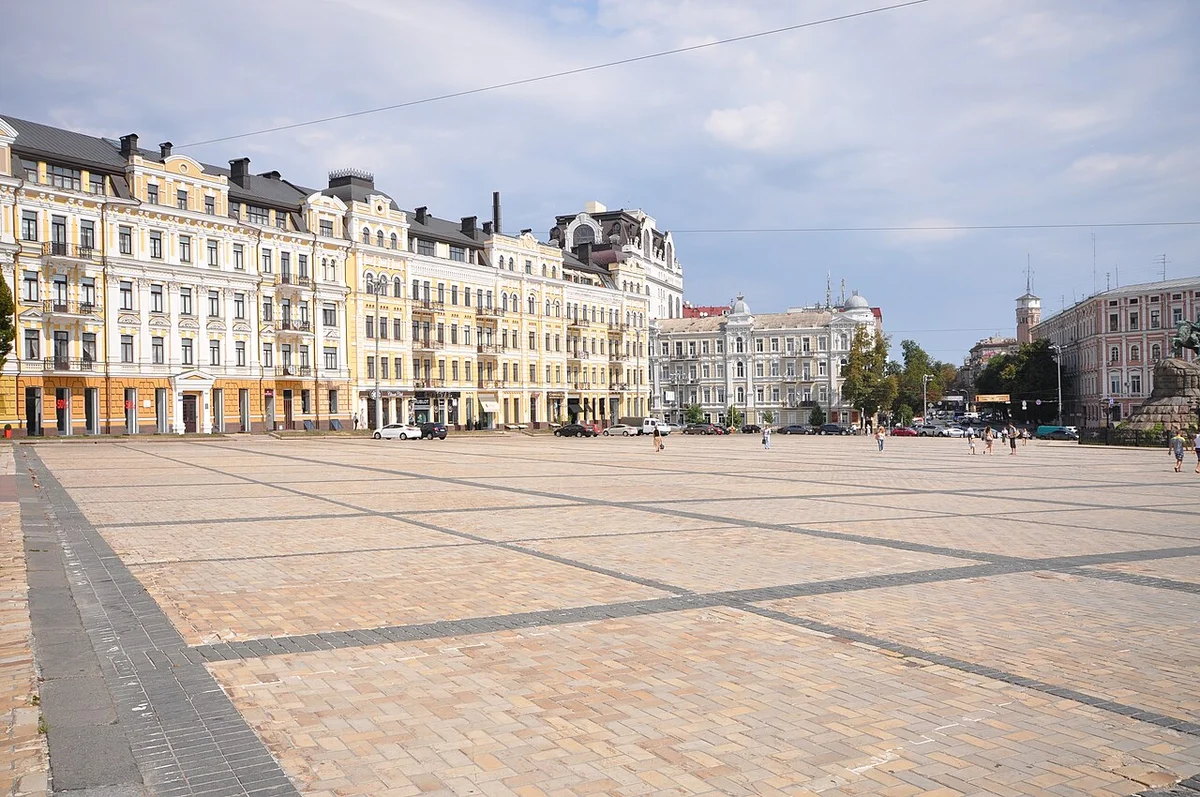 कीव के केंद्र में व्लादिमीरस्का सड़क – ऐतिहासिक इमारतें
