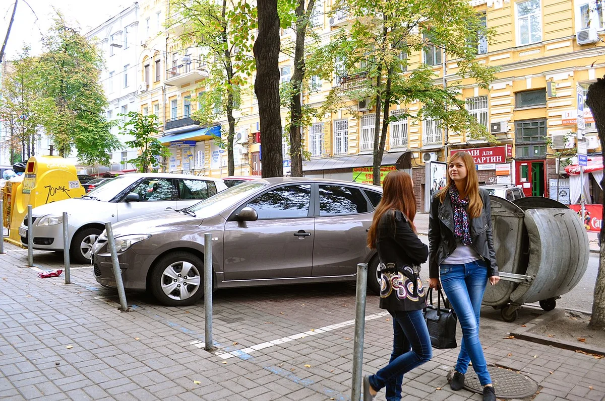 Зелёная парковая зона с прудом на территории ВДНГ в Киеве