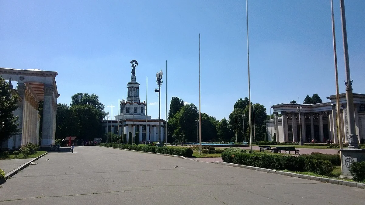 Стрит-арт на фасаде павильона ВДНГ