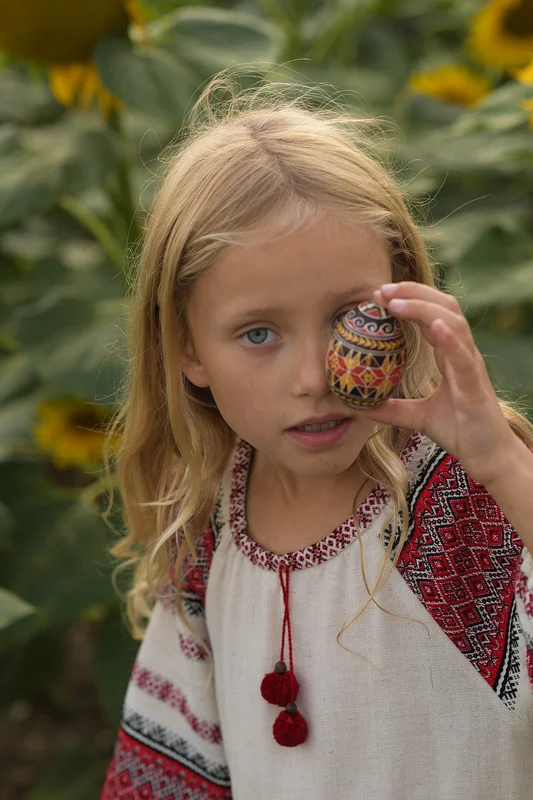 Расписные пасхальные яйца пысанки с традиционными украинскими орнаментами