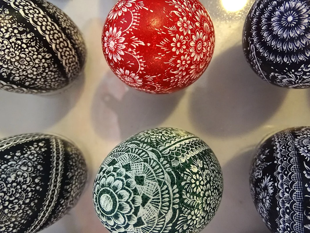 Мастер в работе: роспись пасхального яйца традиционной техникой батик с воском