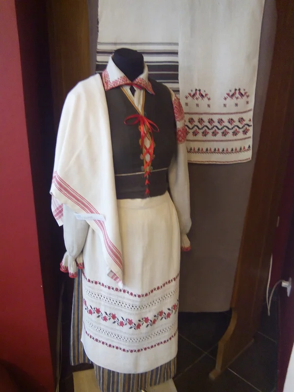 Улица Драгоманова в Коломии — лавки с керамикой и расписными предметами