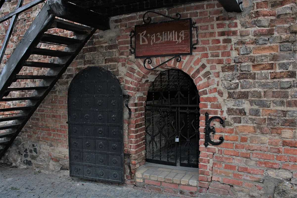 リュバルタ城の内部。メイン塔にある急な石段が上層部へと続いている」 loading=