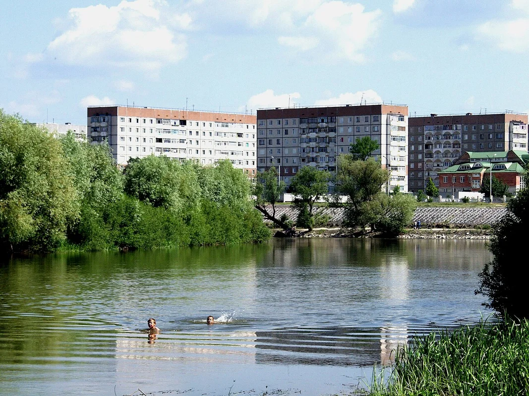 Blick auf das Schloss Ludwigs des Growig von der Uferpromenade am Fluss Styr