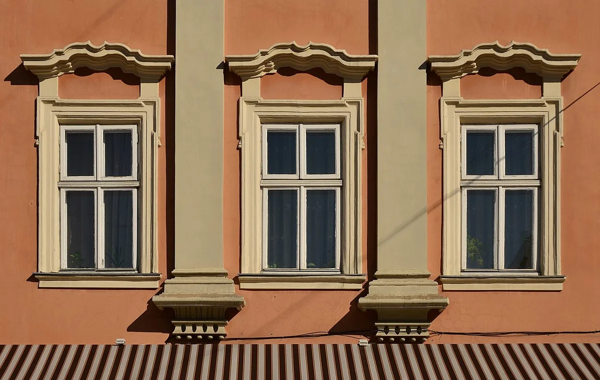 Уютный дворик на Армянской улице Львова с кофейней