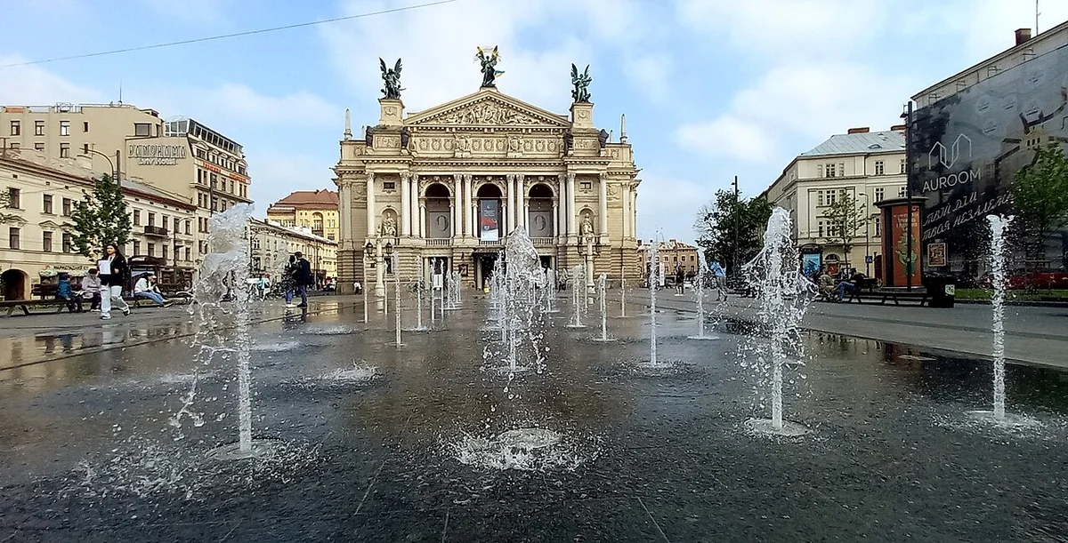 Интерьер кофейни «Копальня кави» во Львове — стилизация под шахту