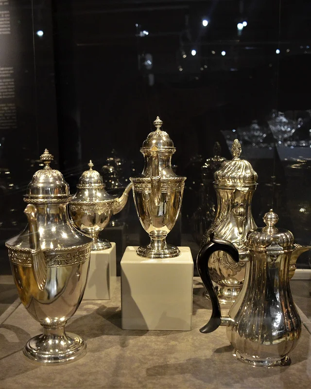 Закат над крышами старого Львова — черепица, башни и дымоходы