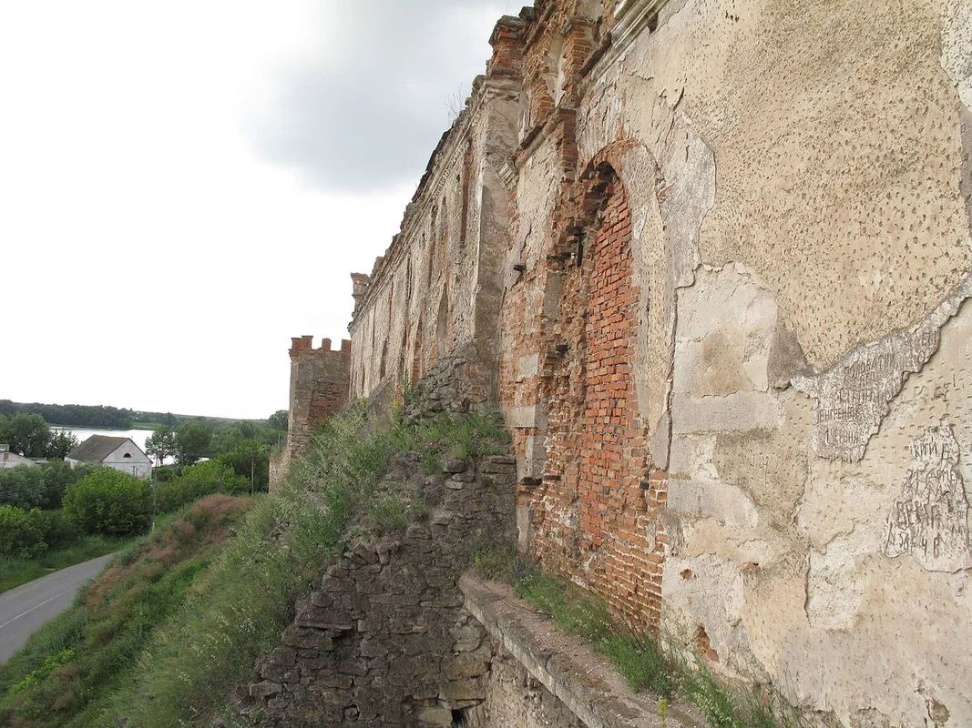 Красные кирпичные стены замка Меджибіжа с четырьмя угловыми бастионами
