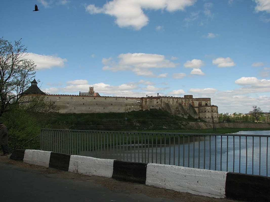 Пам'ятник жертвам Холокосту біля замку Меджибіжа