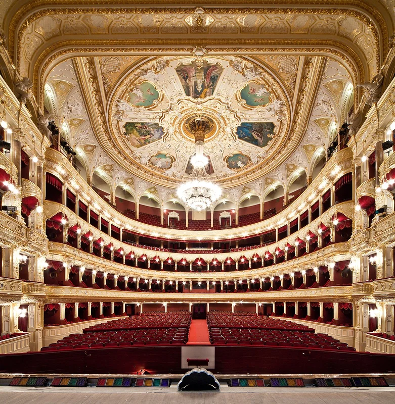 Зрительный зал Одесского оперного театра — позолоченная лепнина и хрустальная люстра