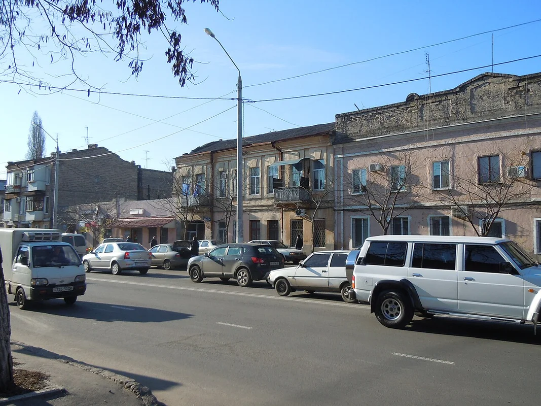 Типичный двор Молдаванки с чугунными галереями и плющом на стенах