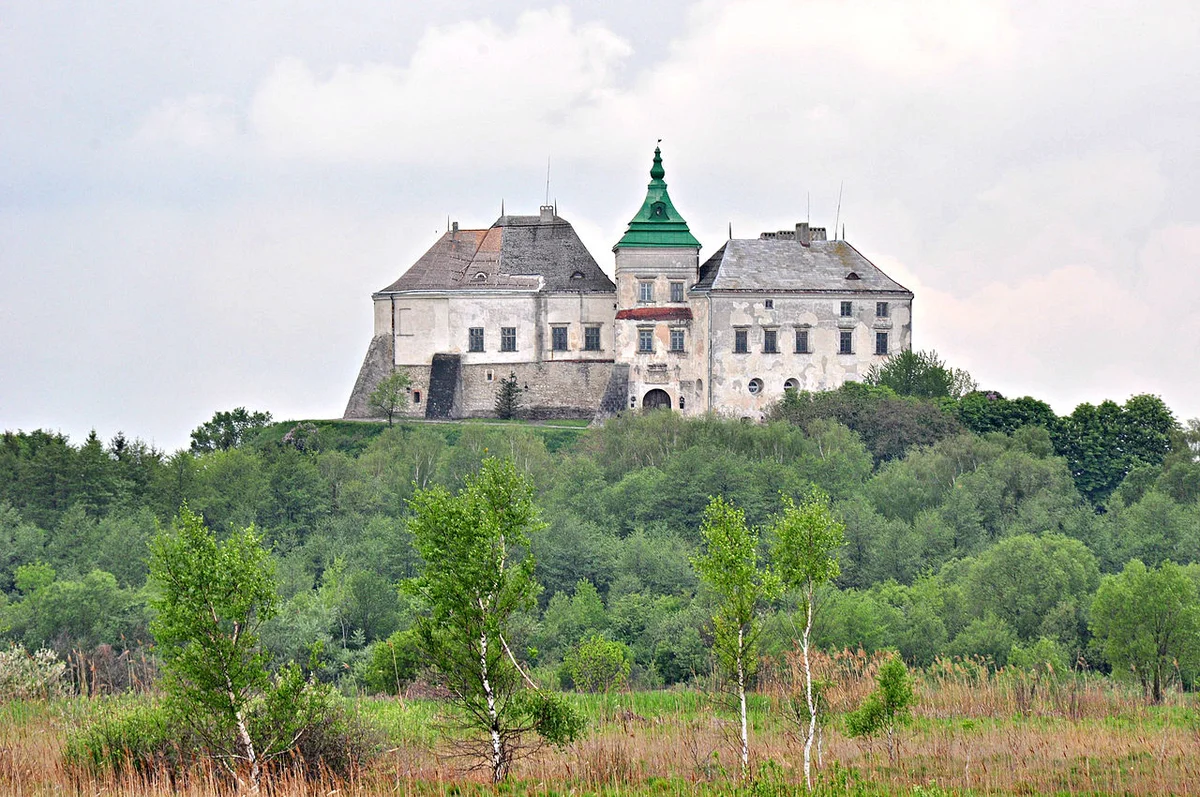 Intérieur du château d’Olesko, avec une exposition de armures et d’armes du XVe siècle