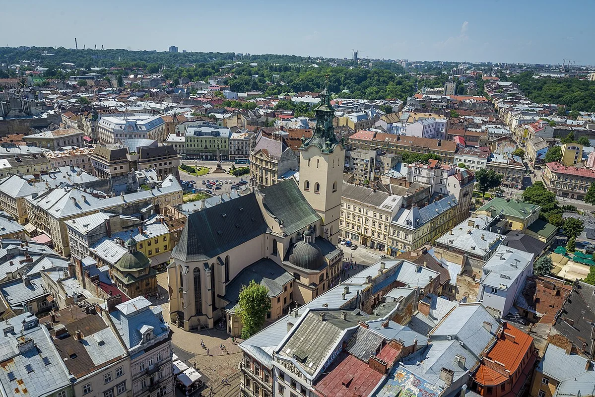 Vue aérienne des trois châteaux de la Golden Horsebit sur fond de champs verts