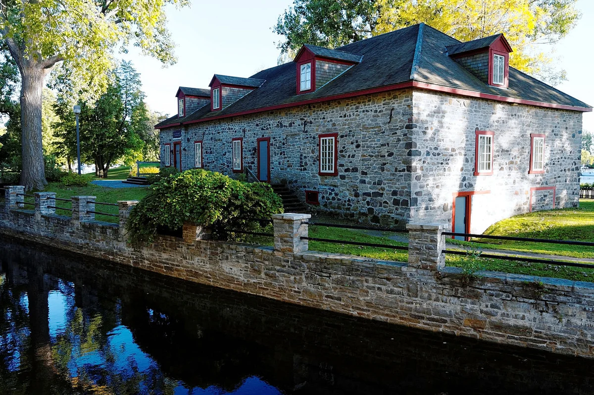 Центральная площадь города с историческими постройками XVIII-XIX веков