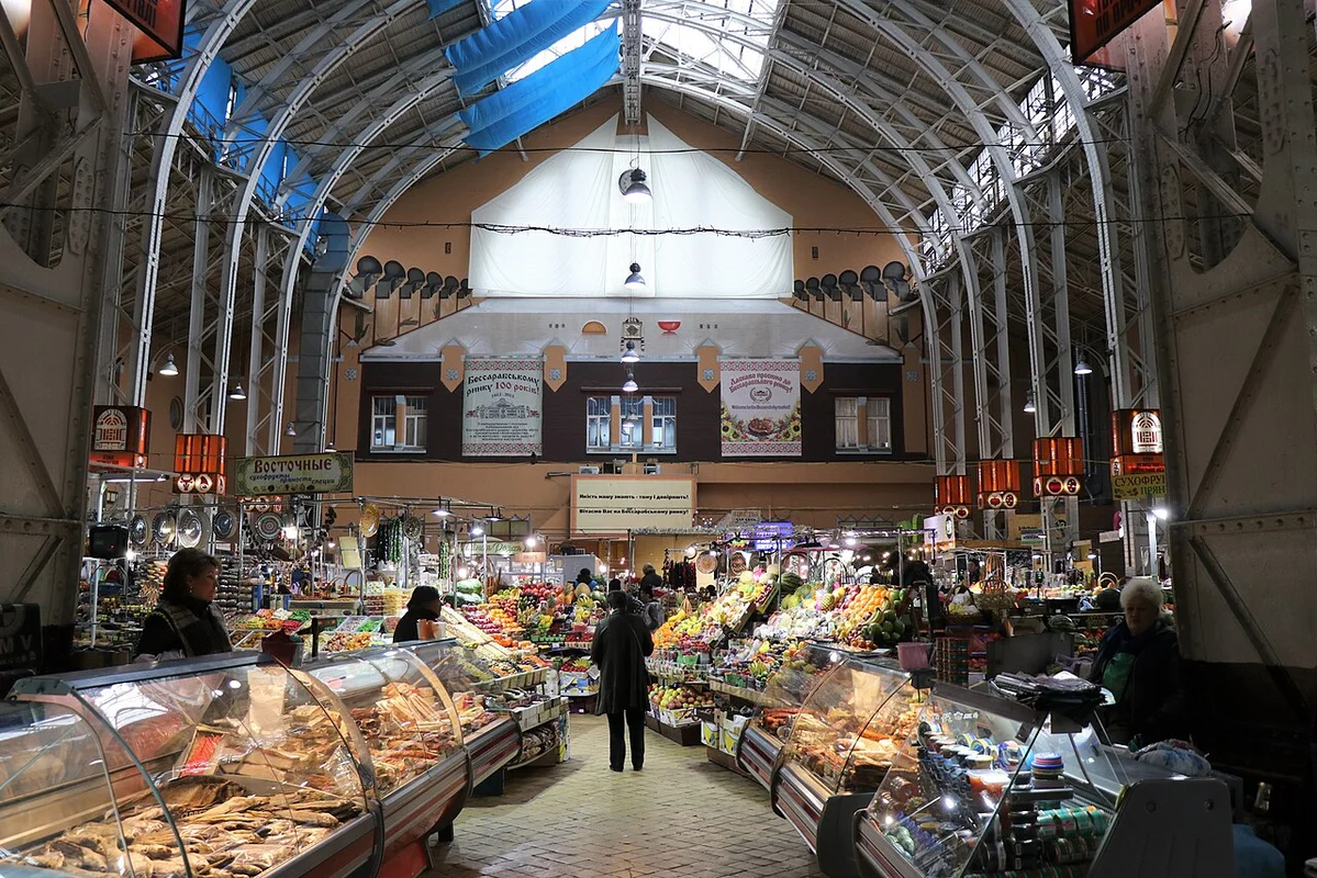 El mercado Bessarabsky en Kiev: puestos de salchichas y conservas