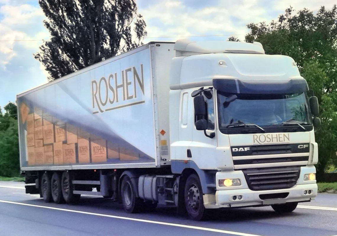 Зрители на ступенях амфитеатра перед фонтаном Roshen