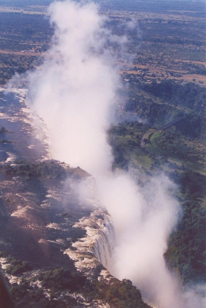 Водоспад Вікторія & ndash; гримить дим Африки