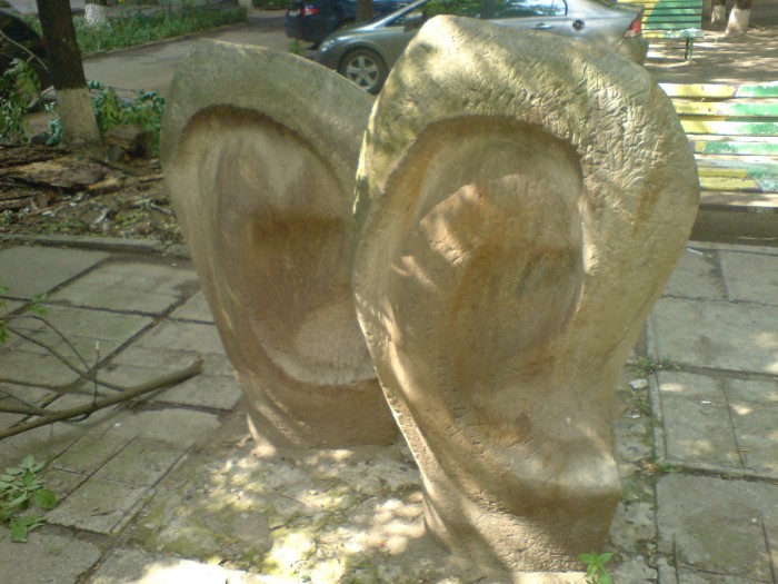 Памятник ушам